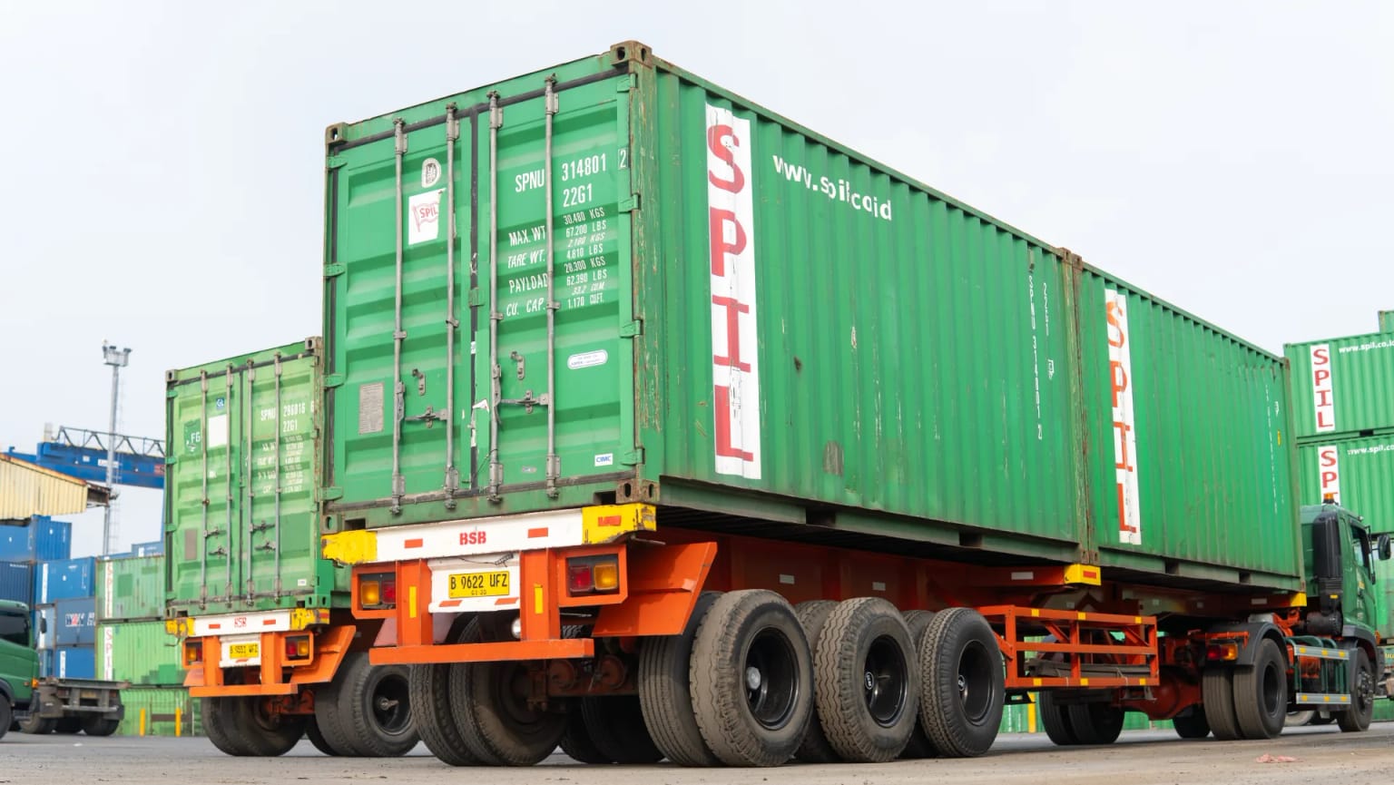 Loaded container trailer with BSB fleet marking