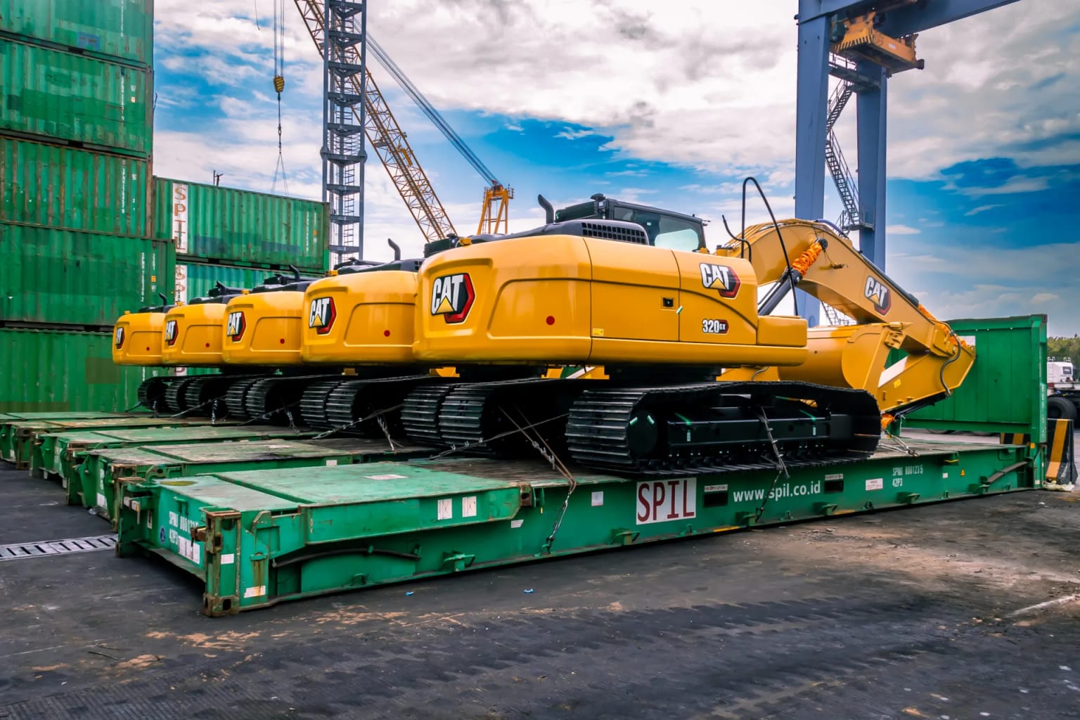 Caterpillar 320GX excavators lashed on flat racks
