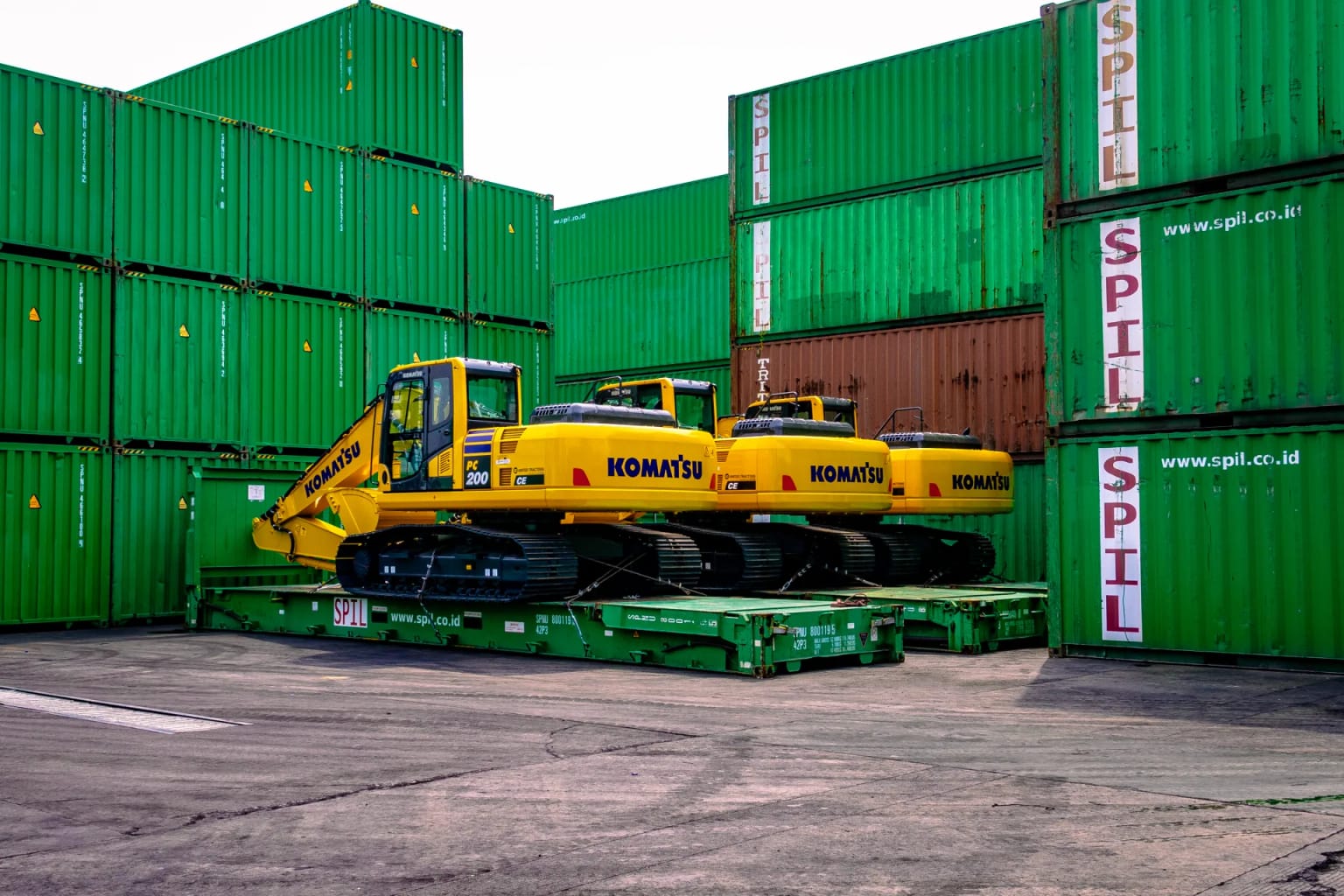 Komatsu PC200 excavators loaded on flat racks