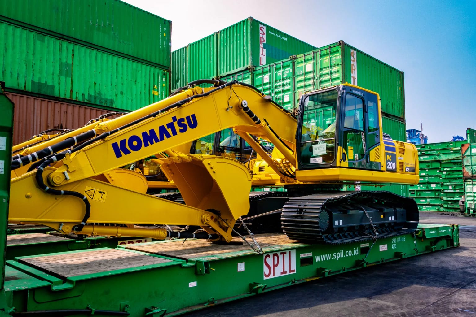 Komatsu PC200 excavator lashed on a flat rack